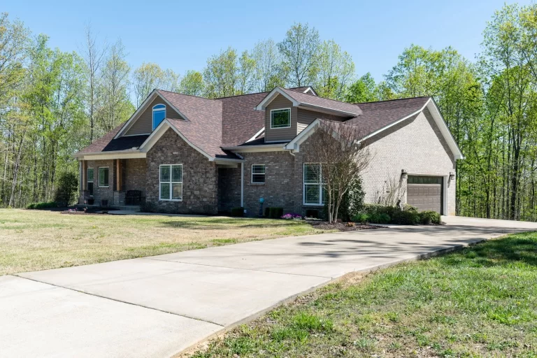 220 Saddlebrook Dr, Hohenwald, TN 38462, United States.